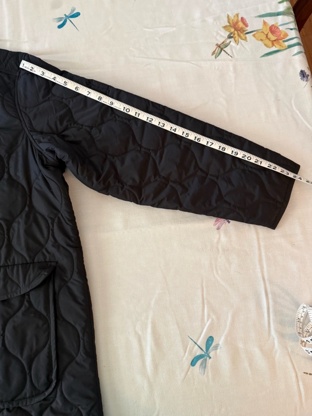 Old Navy Black Quilted Jacket with Curved Stitching - Picture 4 of 6